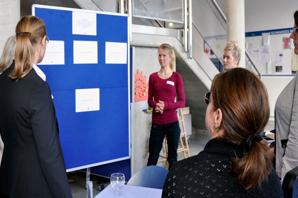 Ein starkes Team für eine erfolgreiche Veranstaltung zur Digitalen Woche: (v.l.) Kathrin Reinicke, Anna Frahm, Dr. Marike Schmeck, Dr. Britta Thege, Marion Mayr-Tschofening, Regine Schlicht und Prof. Dr. Doris Weßels. Foto: Hiller