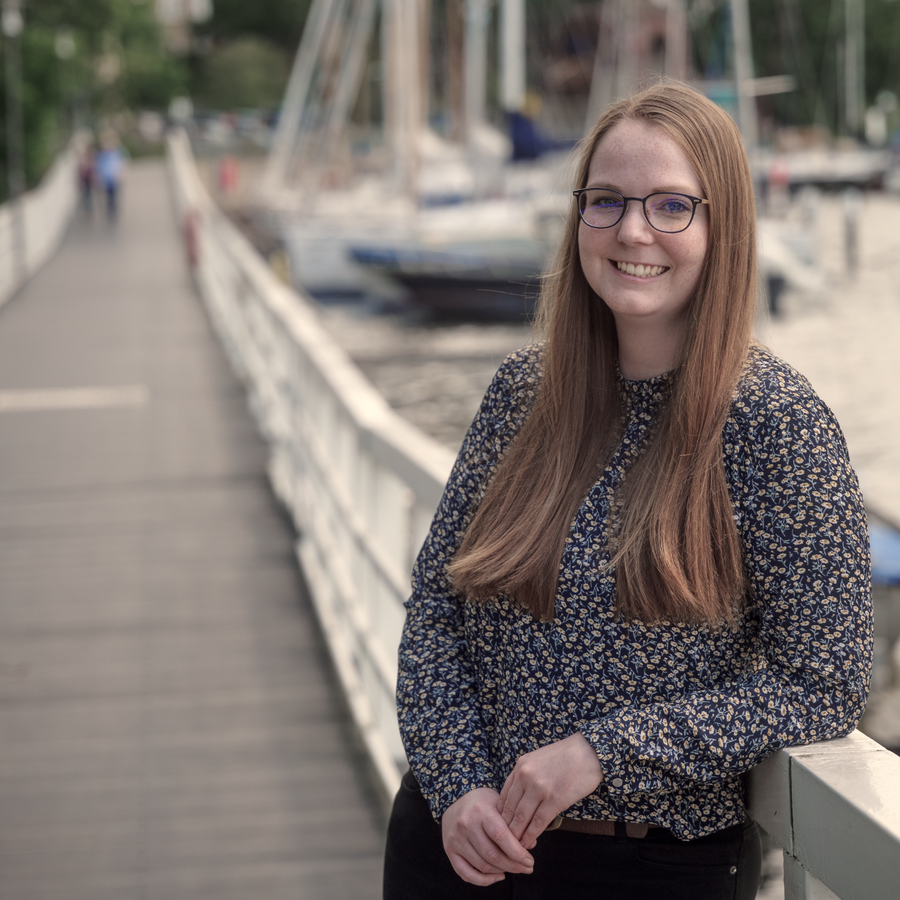 eine Frau steht auf einer Brücke an der Schwentine