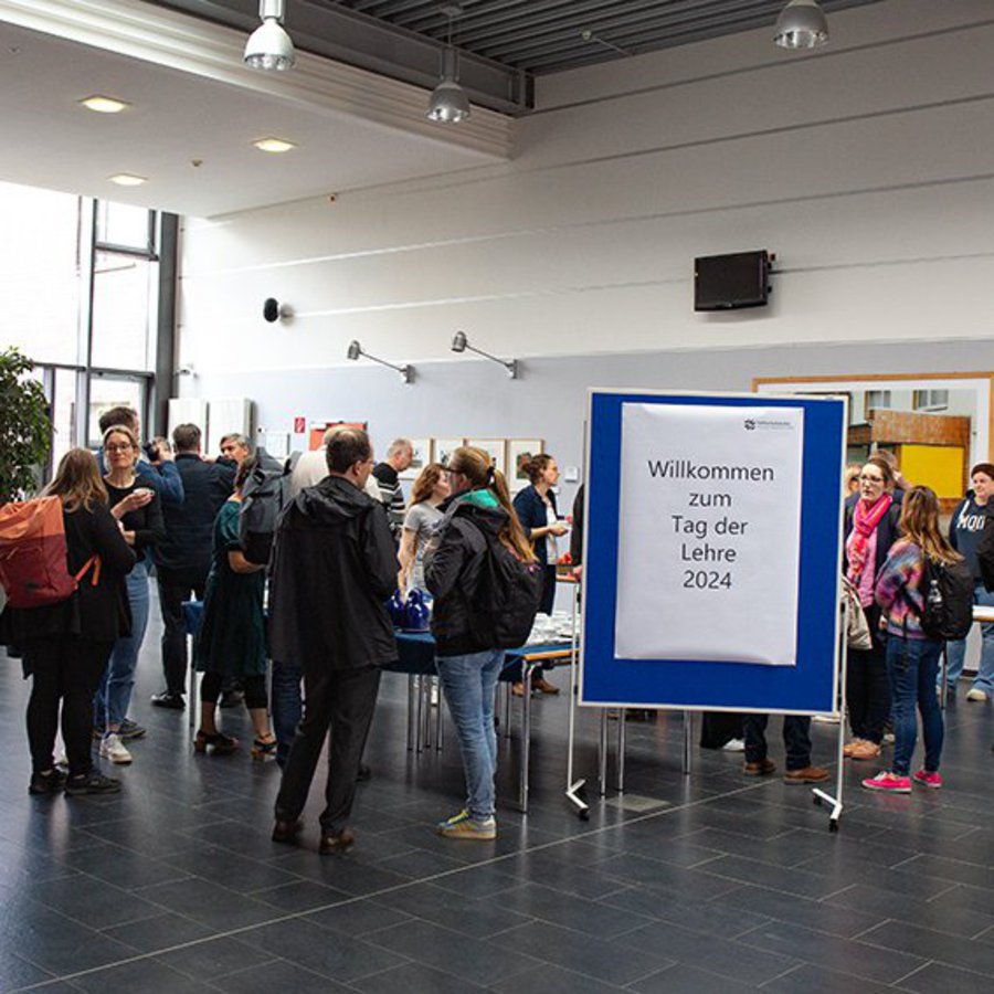 Blick ins Foyer des Audimax an der FH Kiel am Tag der Lehre