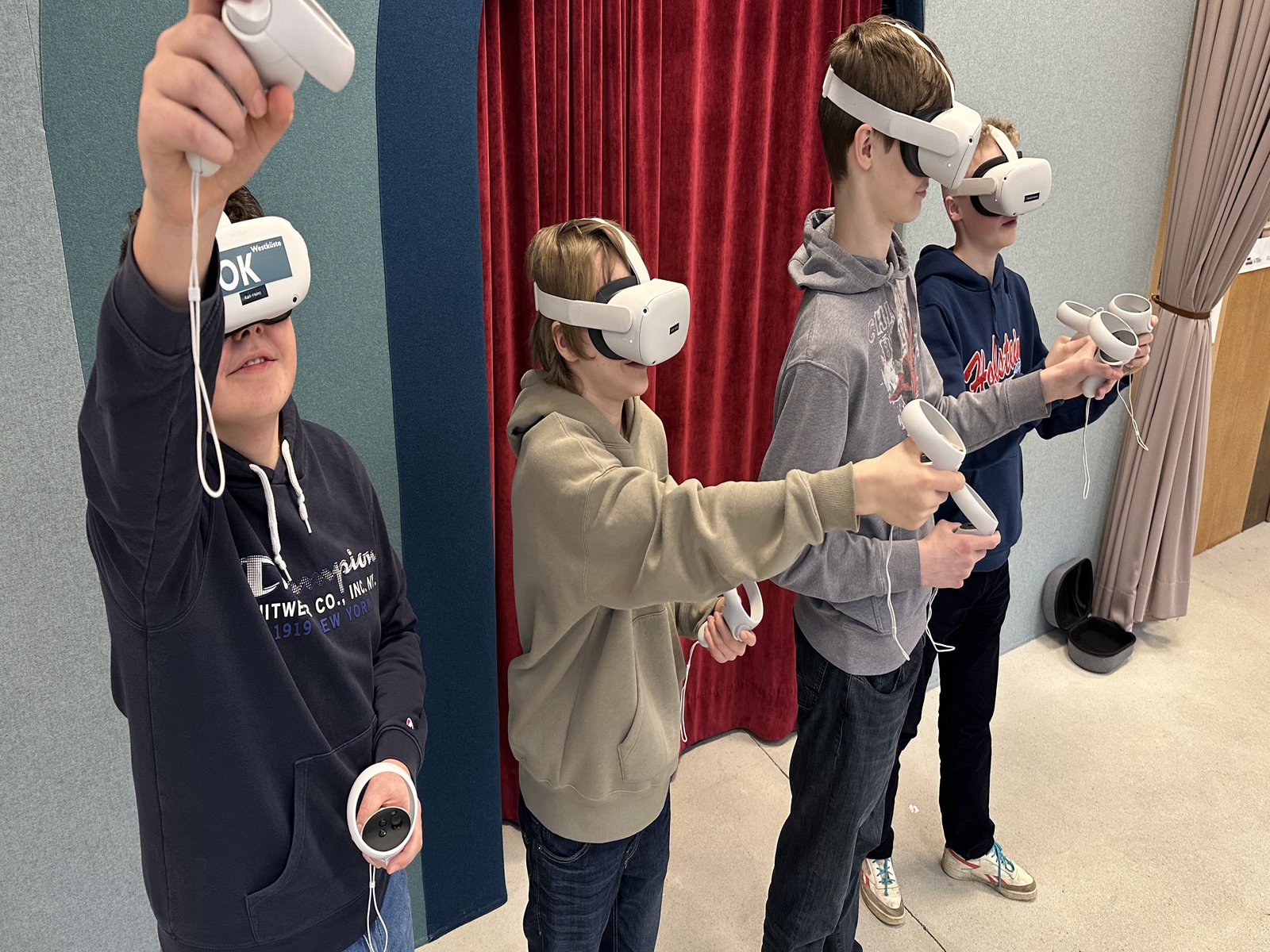 Vier Jugendliche, die VR-Brillen tragen
