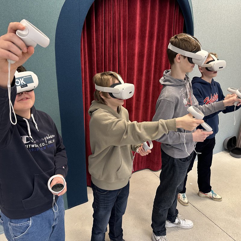 Vier Jungen tragen VR-Brillen.