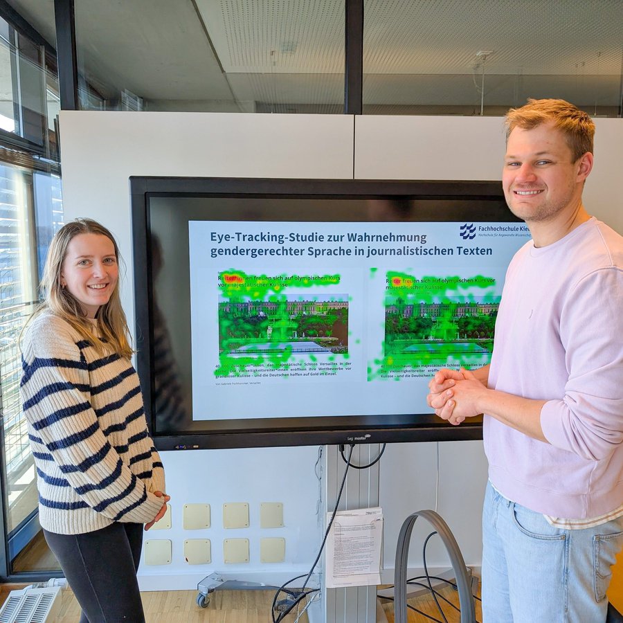 Philine von Krosigk und Max Mertens zeigen die Ergebnisse ihrer Eye-Tracking Untersuchung.