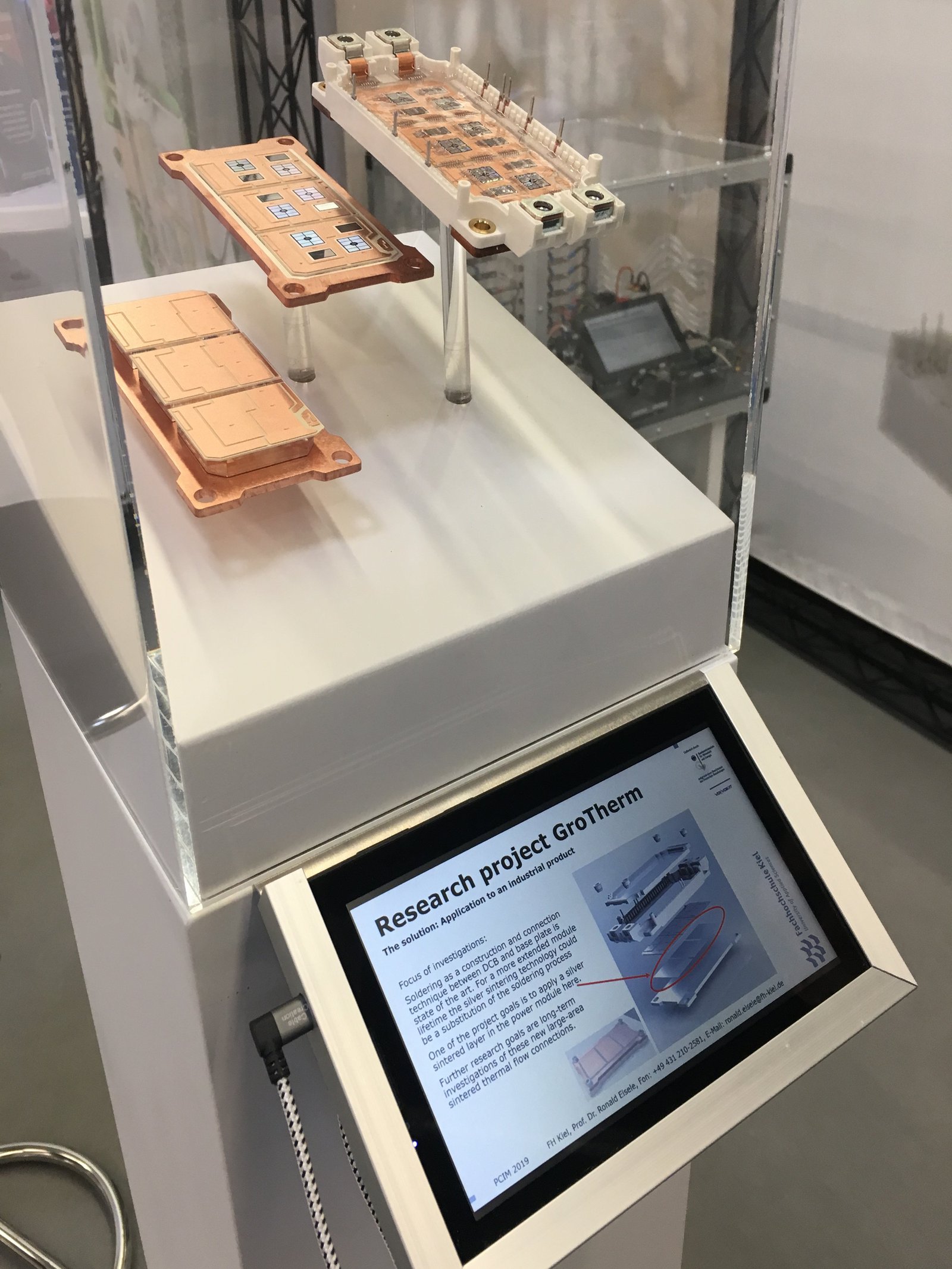 Mini-Tablets dienen als „Infoschild“ für attraktiv inszenierte Hardware aus den Forschungsprojekten. Foto: Nils Nageler