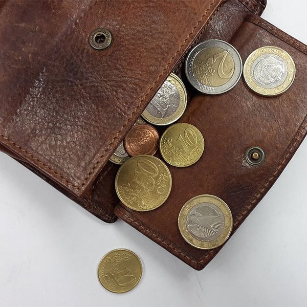 Portemonee aus dem Münzgeld fällt