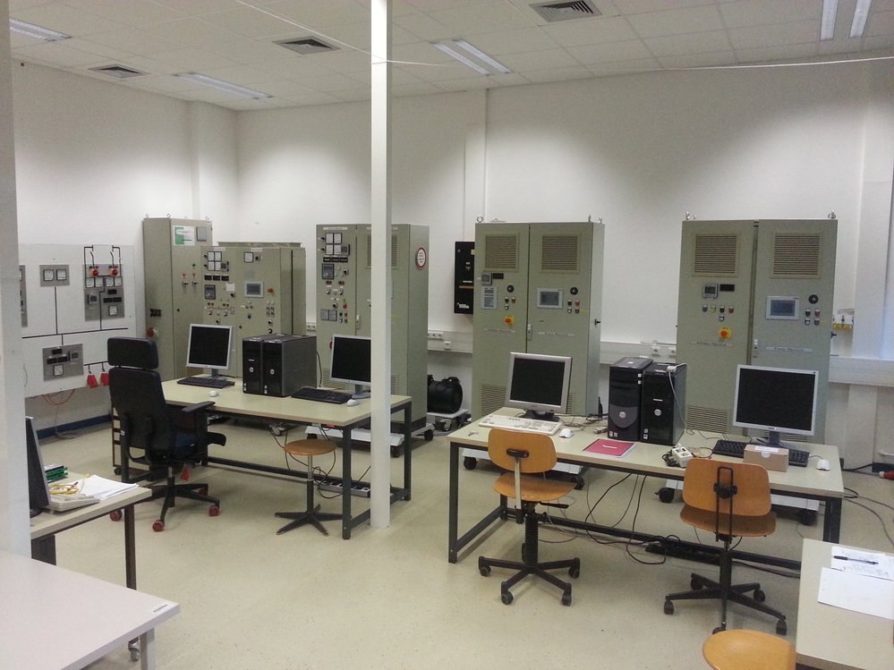 A picture showing two desks with two computers and monitors each. In the Background there are 5 generator cabins