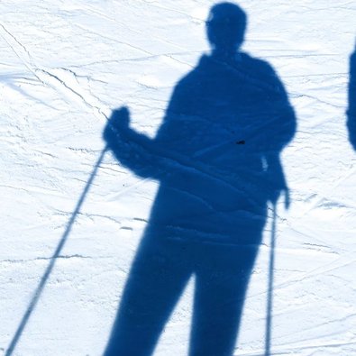 Schatten von Jana mit Helm und Skiern und Stöcken