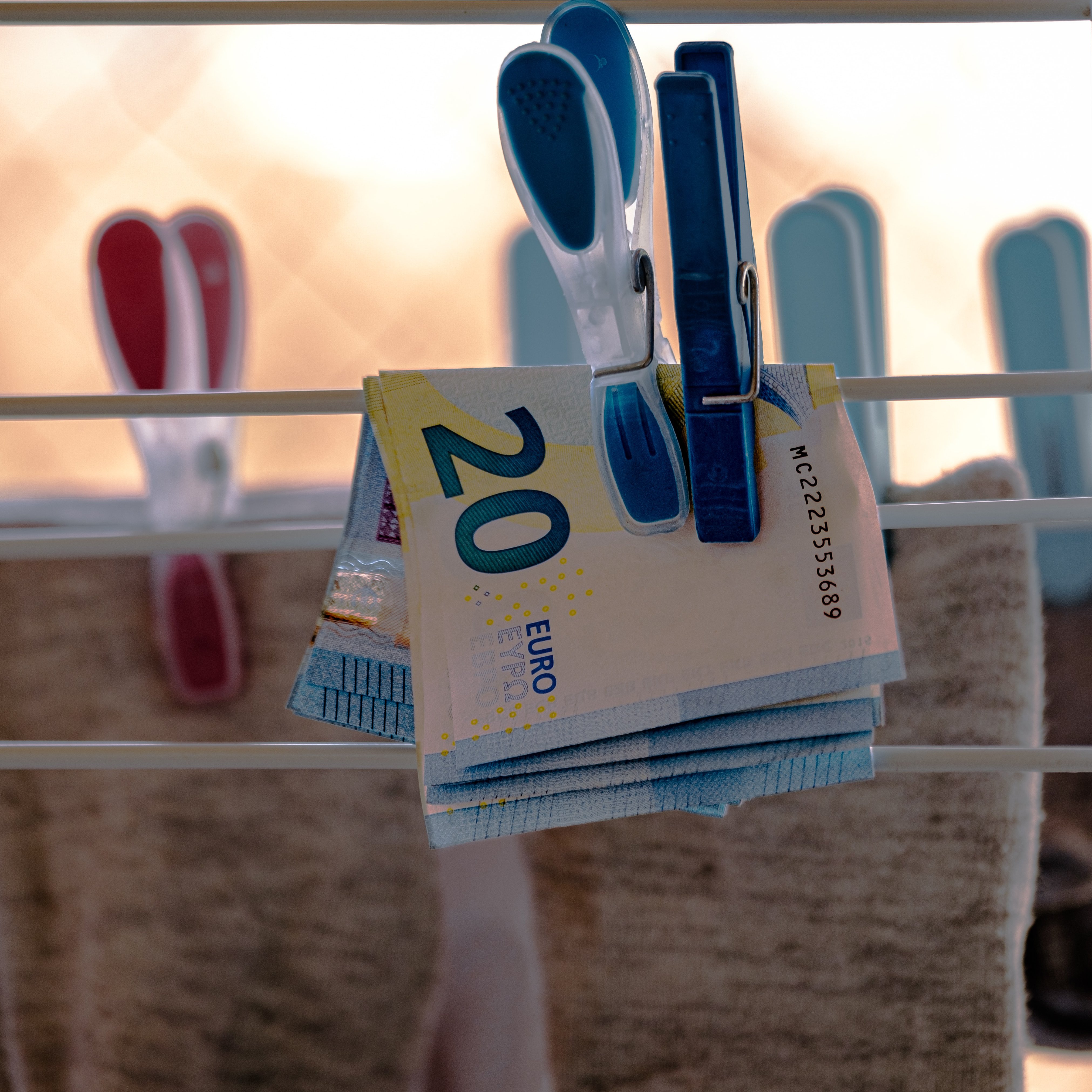 Geldscheine mit Wäscheklammer auf Wäscheleine