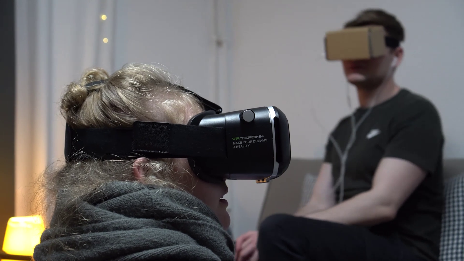 Eine Spielerin mit dem VR-Brillengestellt