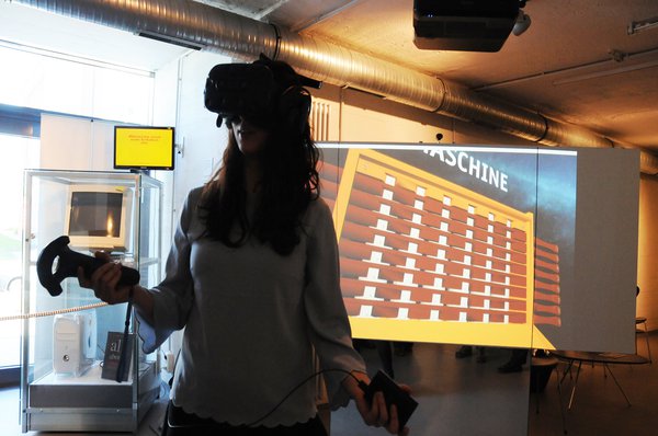 Was ein/e Besucher/in in der VR-Brille sieht, wird auf eine Station projiziert und damit für andere sichtbar. Foto: Meise