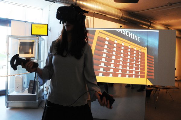 Seit April können sich Besucher*innen des Computermuseums dank VR-Brille in virtuelle Welten begeben. Foto: Meise