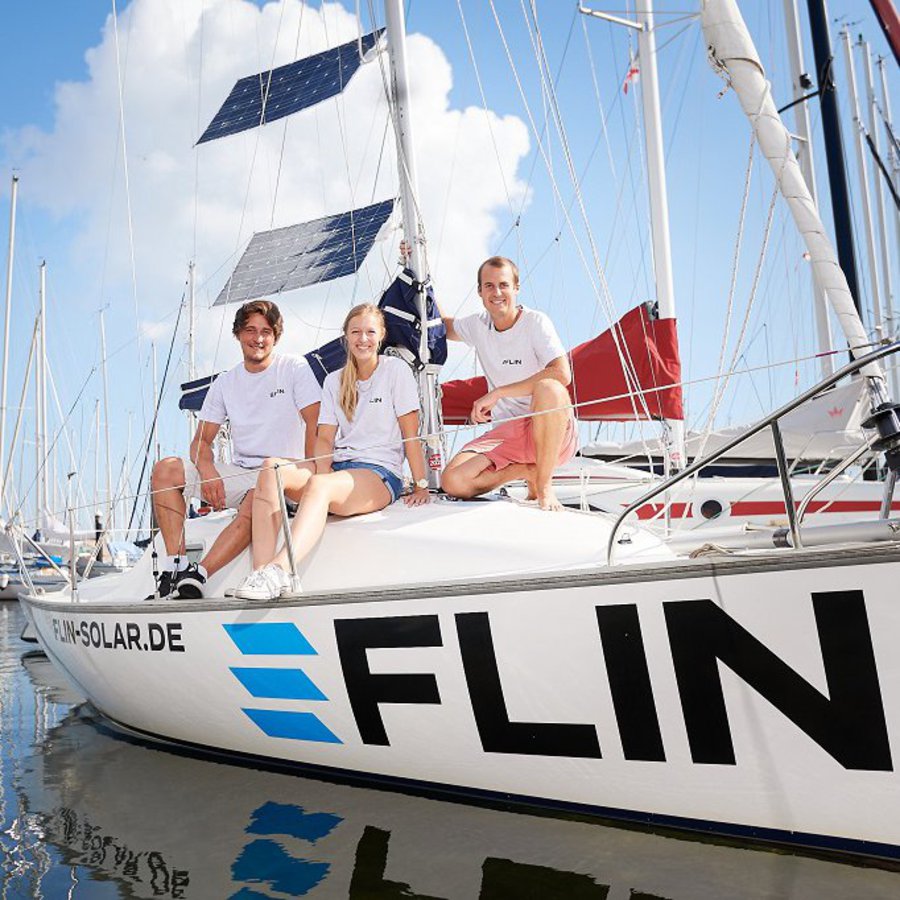 Malte Näthke (links), Christina Kaima (Mitte) und Lasse Hochfeldt auf einem Segelboot