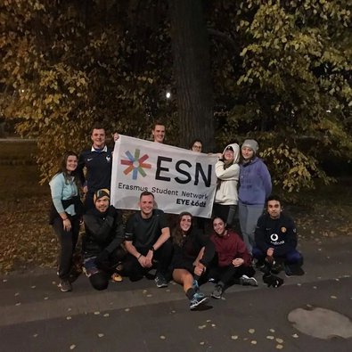 Die lokale Erasmus Gruppe posiert für ein Gruppenfoto