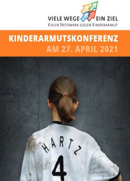 Das Plakat der Kinderarmutskonferenzt 2021 zeigt ein Kind mit Zopf, das einen FUßball unter dem Arm trägt. Das Trikot trägt die Aufschrift Hartz 4.