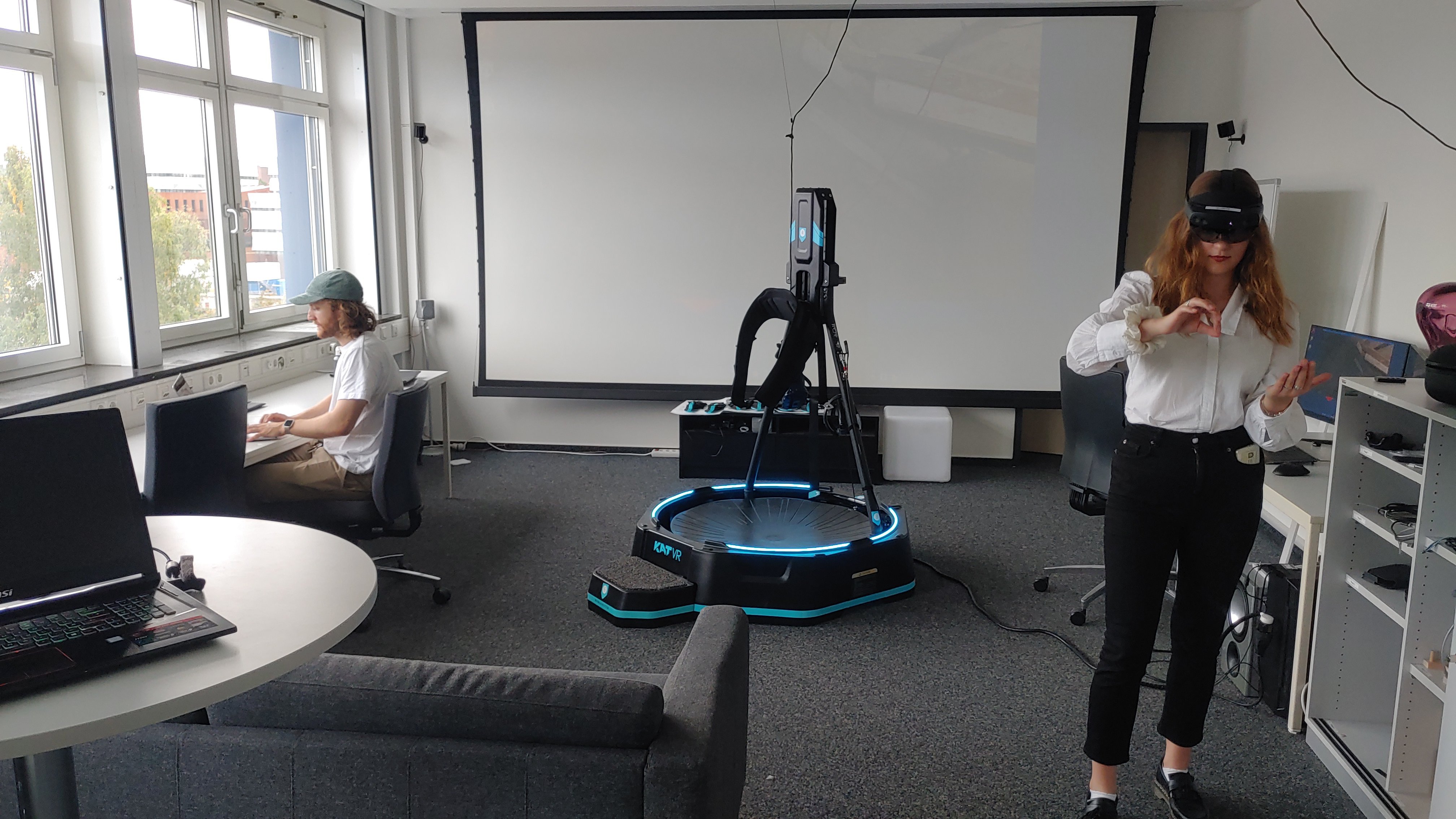 Besucherin probiert beim Science Day an der FH Kiel VR- und AR-Technik im LINK-Labor aus