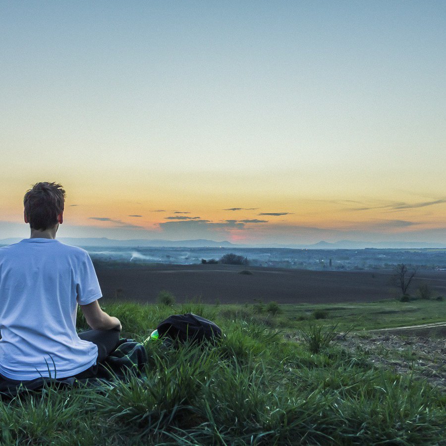 Person genießt Ausblick über Landschaft