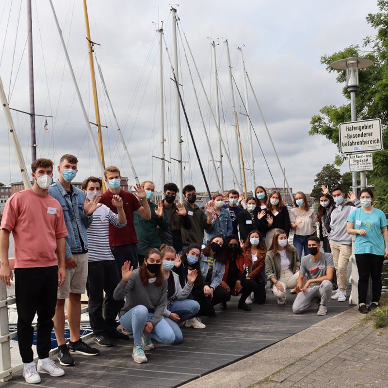 Gruppenbild von Ausstauschstudierenden auf der Brücke an der Schwentine-Mensa.