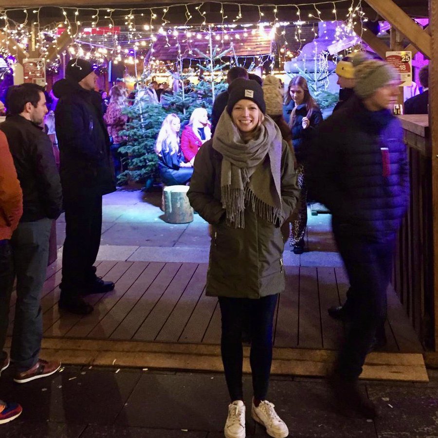 Eine Frau vor einem Stand auf dem Weihnachtsmarkt