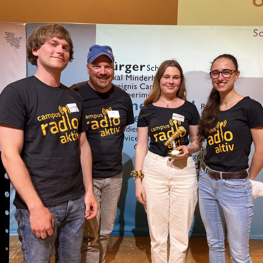 Oliver Ujc mit drei seiner Kolleg*innen vom Campus RadioAktiv. (Foto: Ujc)