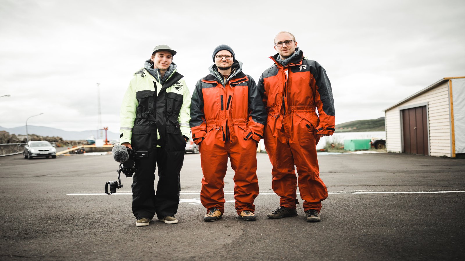 Mit dem Kameraequipment bewaffnet ging es für Viering, Köhn und Christensen einmal um die Insel. (Foto: VierEcken)