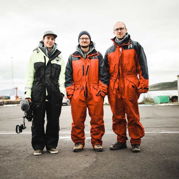 Mit dem Kameraequipment bewaffnet ging es für Viering, Köhn und Christensen einmal um die Insel. (Foto: VierEcken)