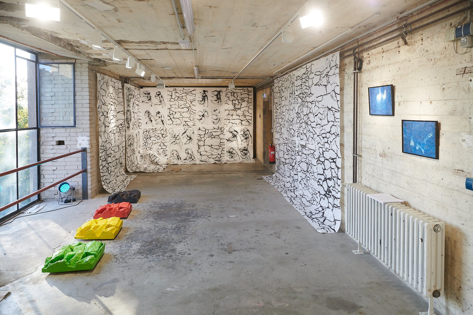 Foto Ausstellungsraum mit Malereien im Bunker-D