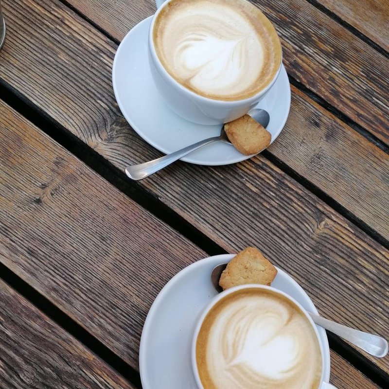 Bild einer Kaffeepause mit zwei Tassen Cappuchino