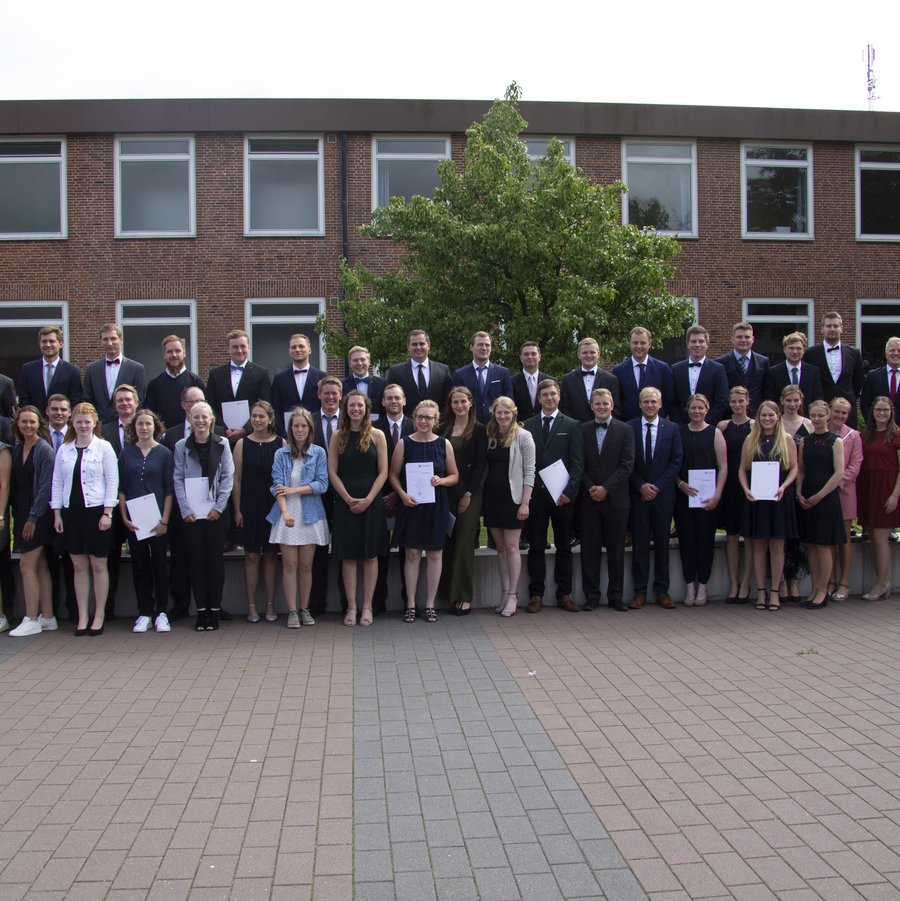 Gruppenfoto von Menschen vor einem Gebäude