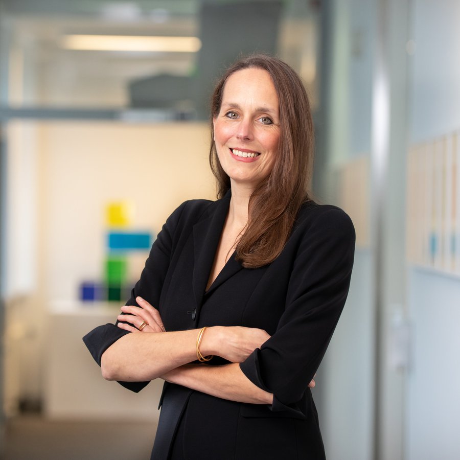 Portraitfoto: Eine Frau schaut lächelnd in die Kamera