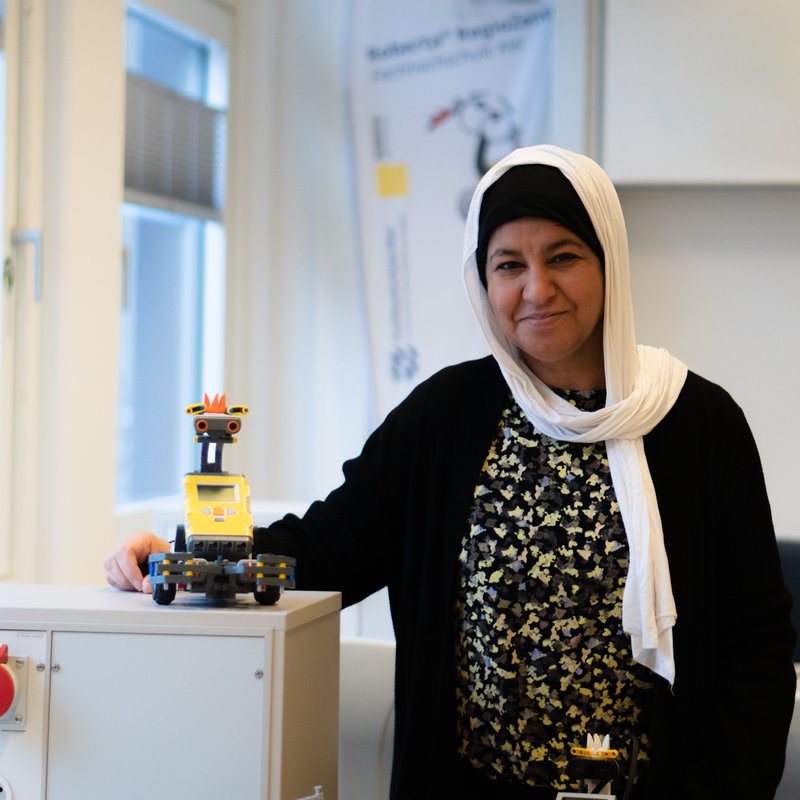 Prof. Dr.-Ing. Sabah Badri-Höher mit einigen LEGO-Robotern. 