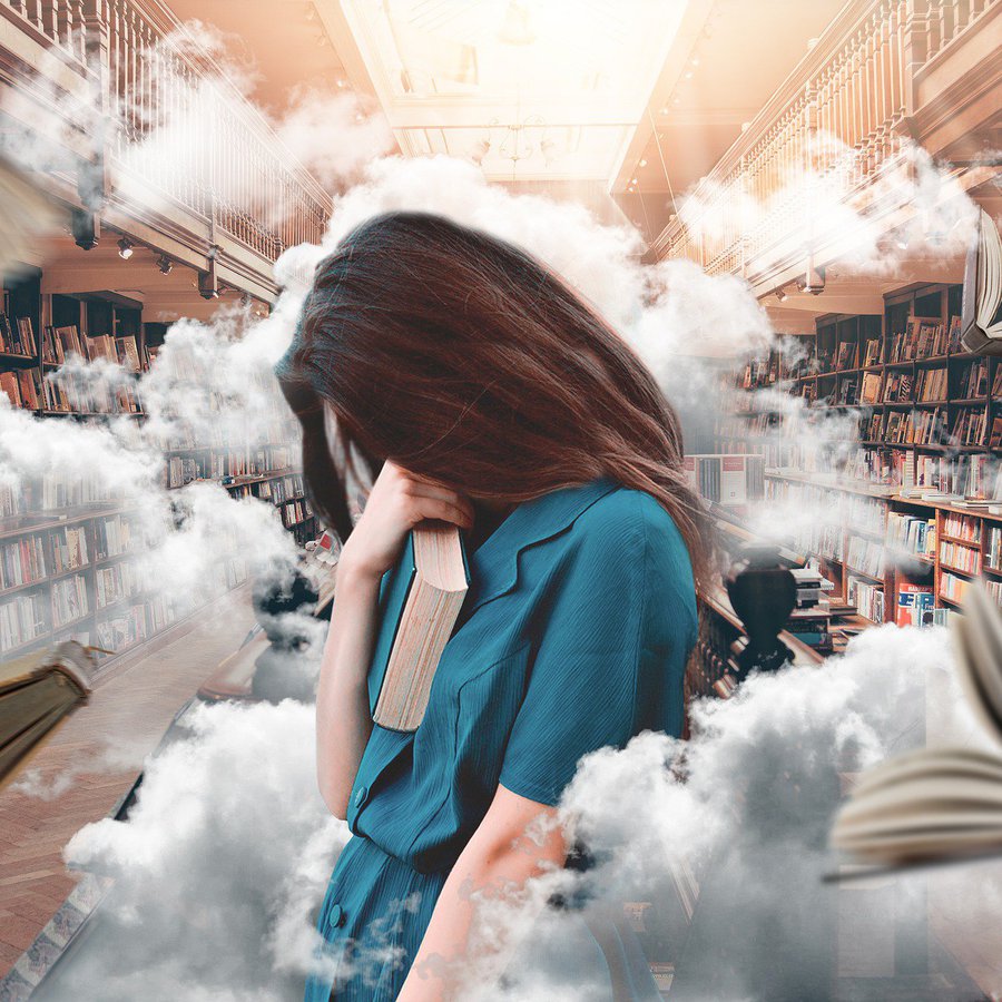 Frau in Bibliothek, Wolken und Bücher