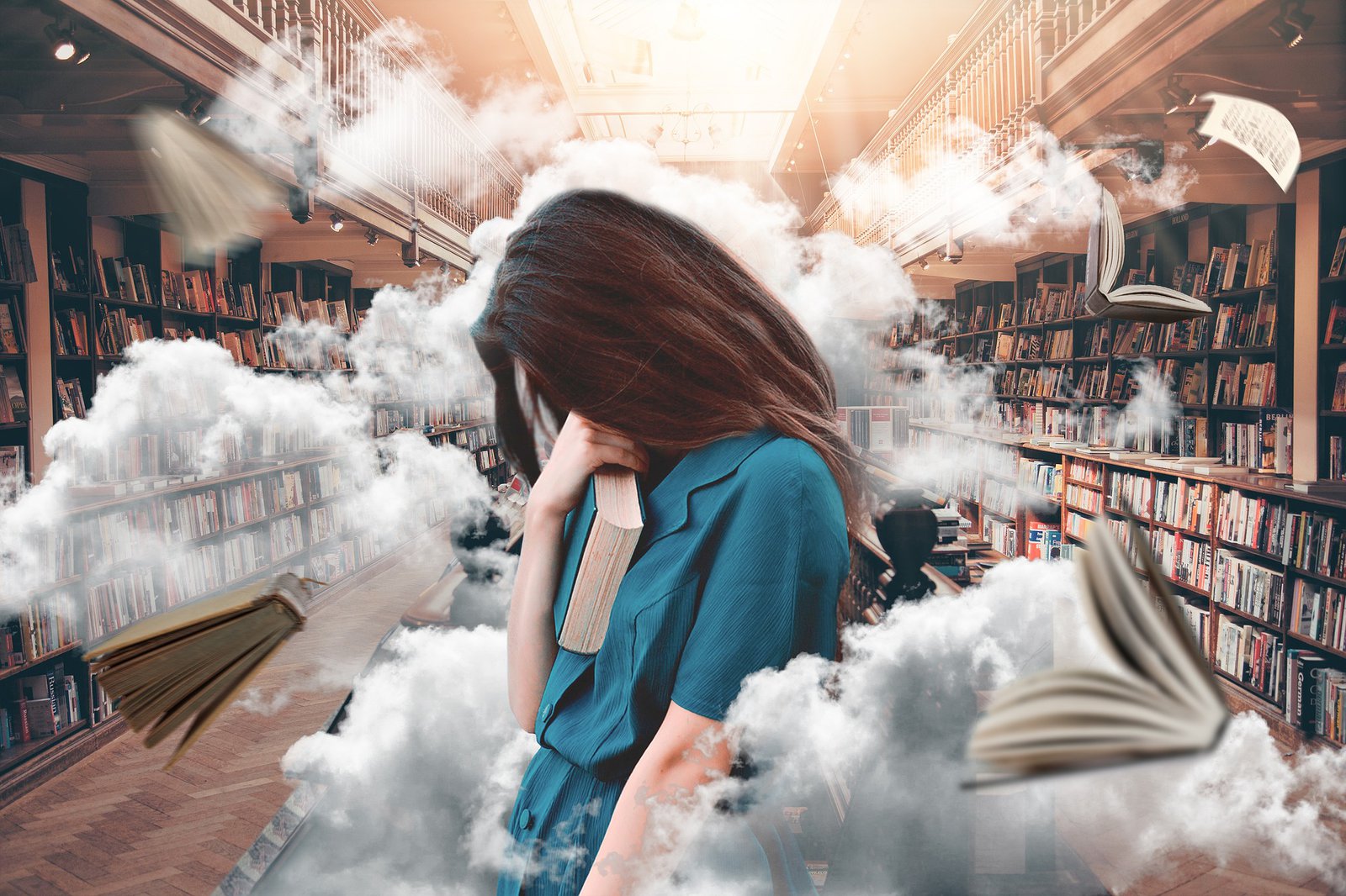 Eine Frau steht in einer rauchenden Bibliothek, senkt den Kopf und hält sich ein Buch vor die Brust.