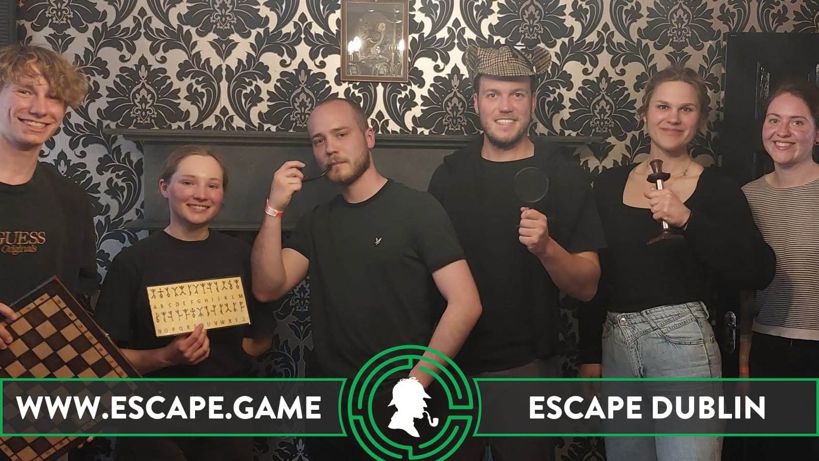 eine Gruppe von FH-Studierenden im Escape Room
