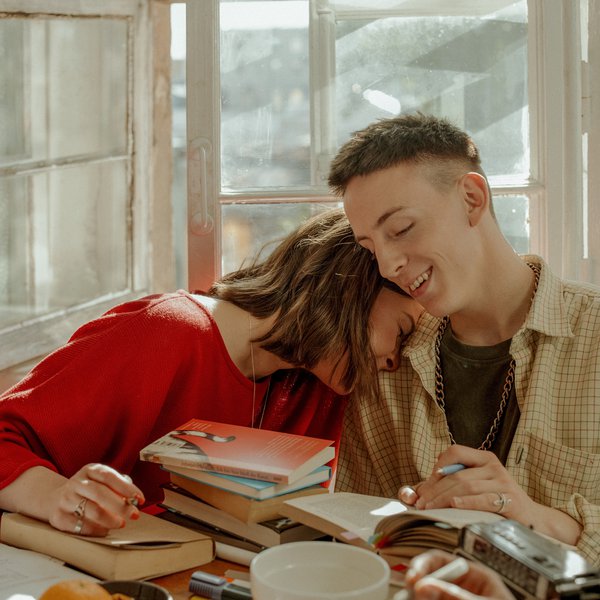 Zwei Menschen mit Büchern