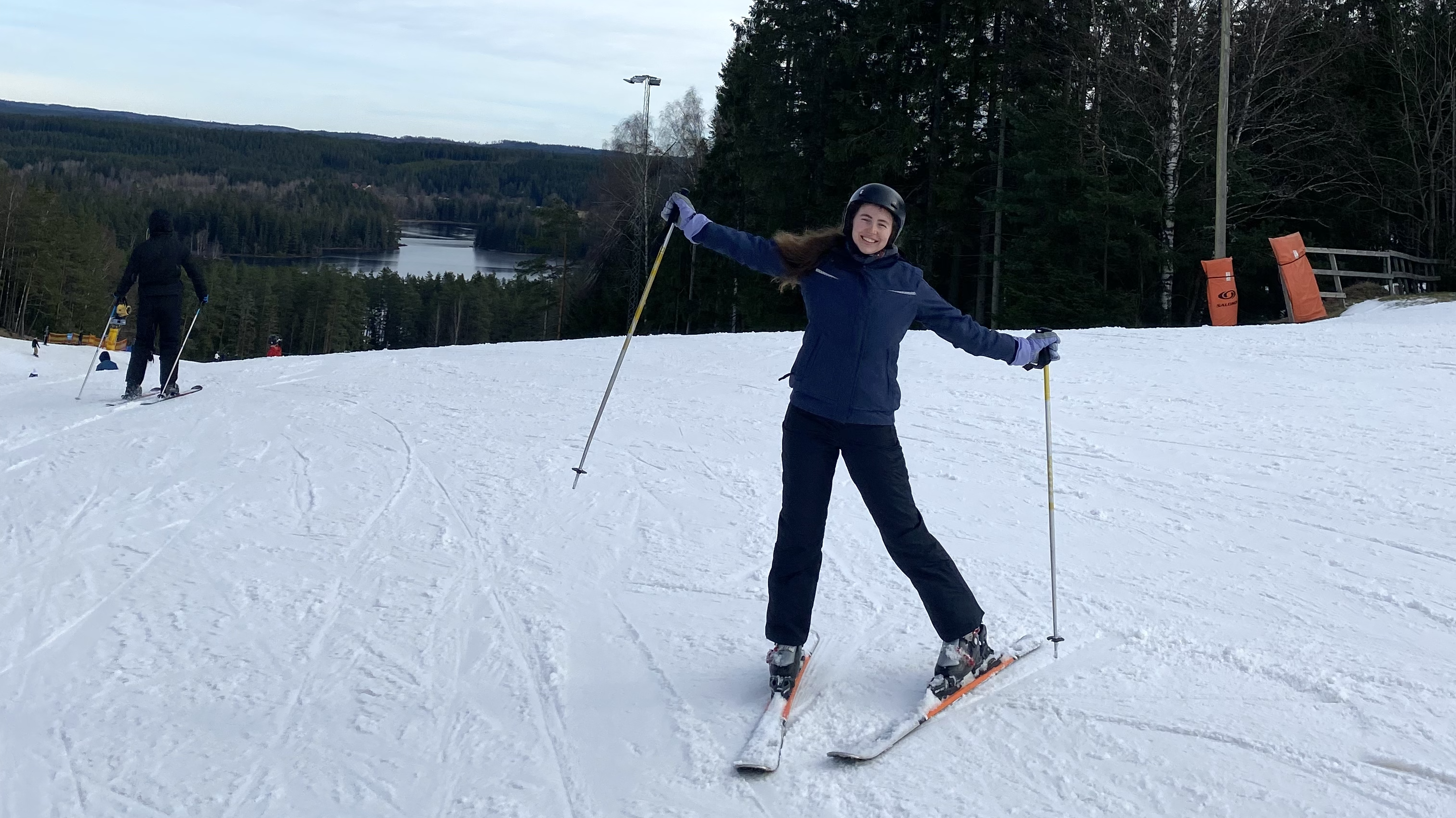 eine Frau auf einer Ski-Piste