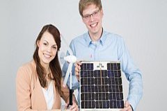 eine Studentin und ein Student halten ein Solarmodul