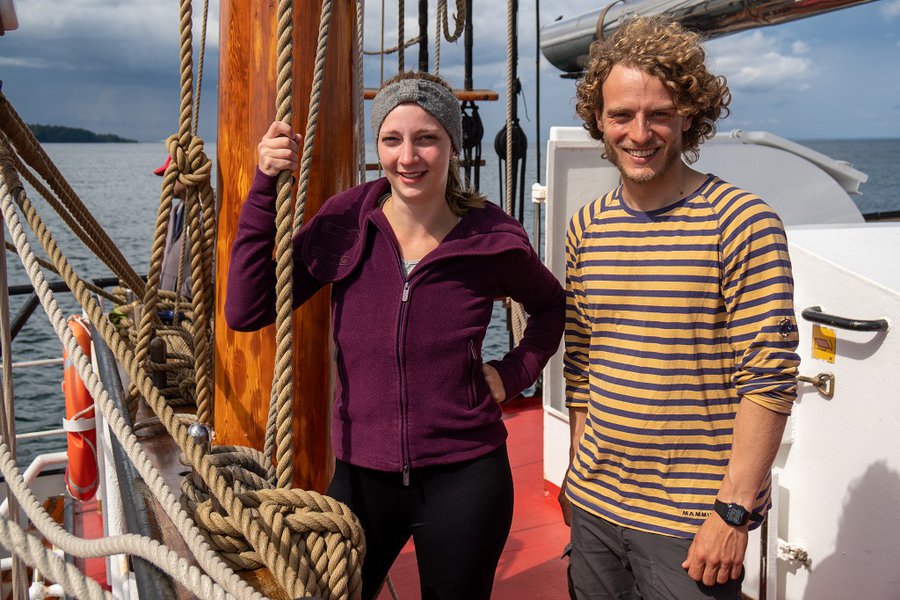 Inger-Roxanne Meyer und Christian Arriens auf der Thor Heyerdahl. Foto: Jonathan Müller.