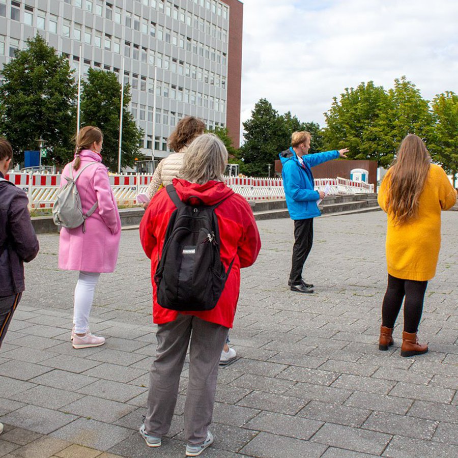 Besucher*innen auf dem Campus