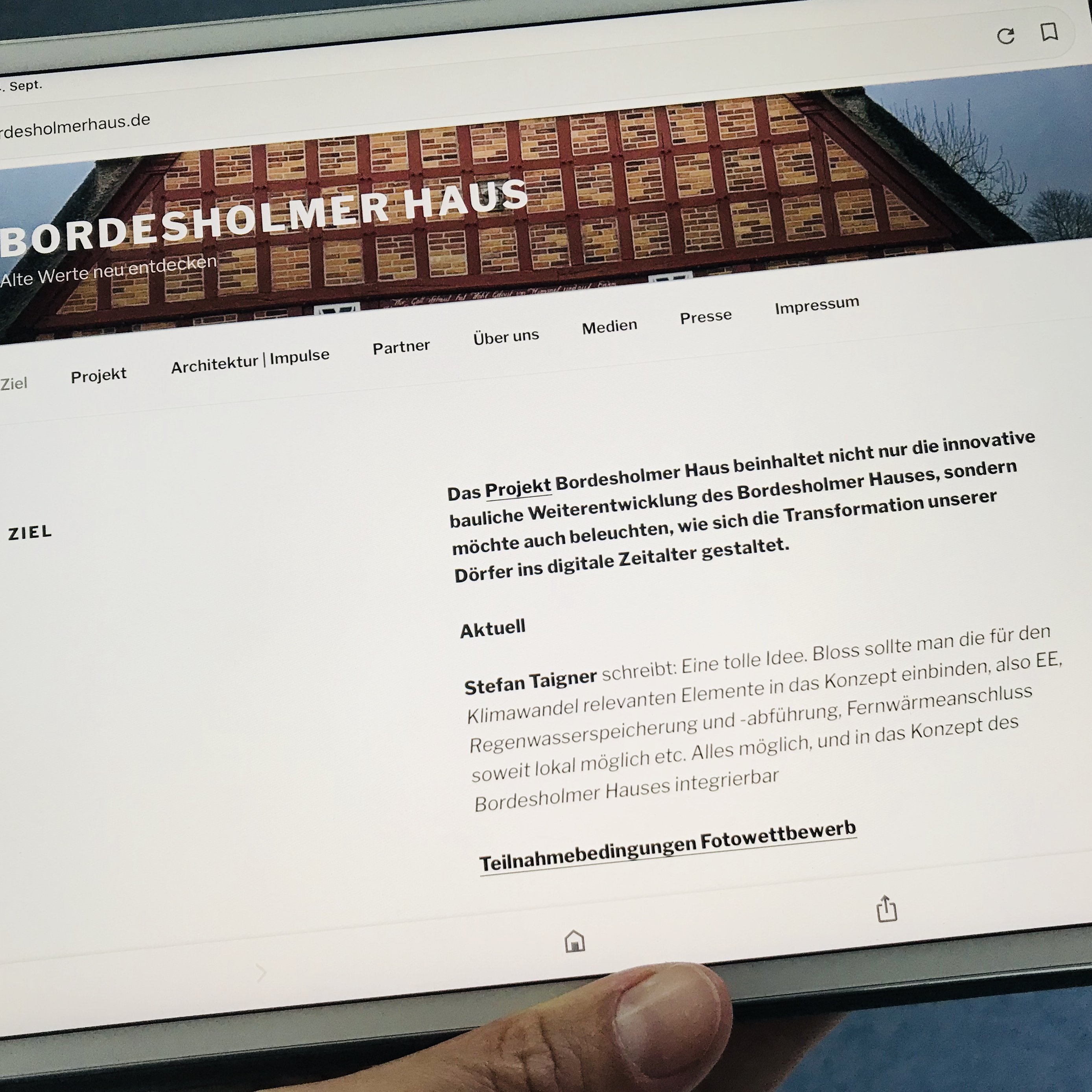 Tablet mit Bordesholmer Haus Webseite