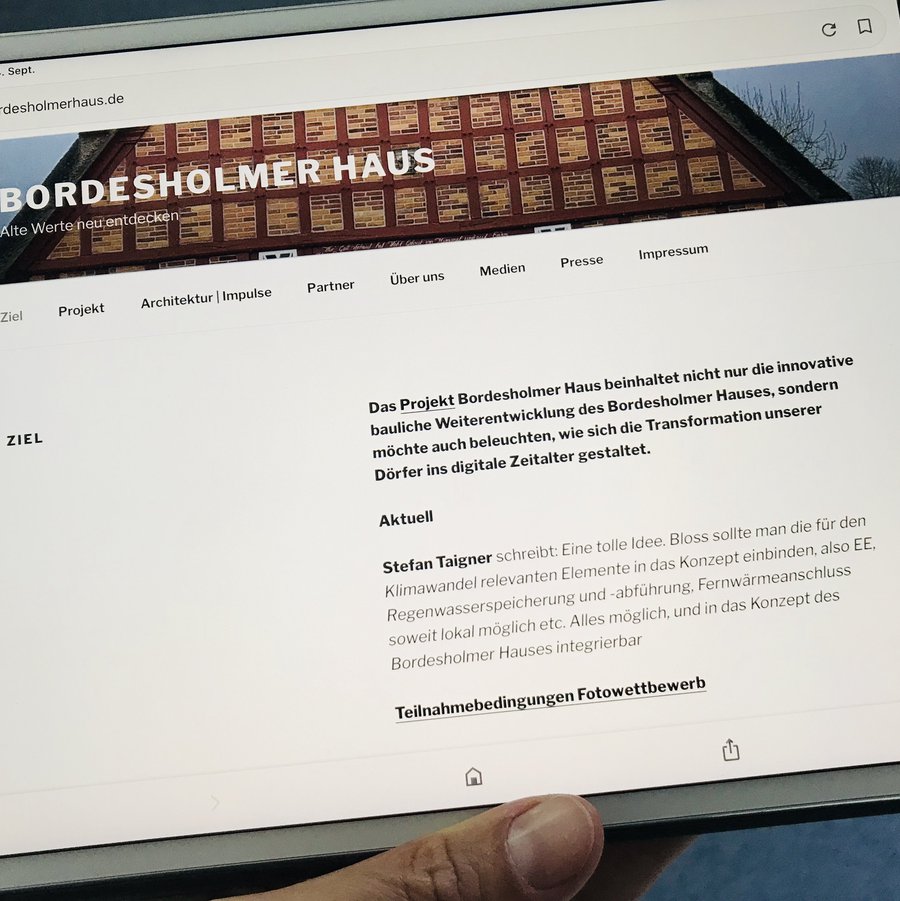 Tablet mit Bordesholmer Haus Webseite