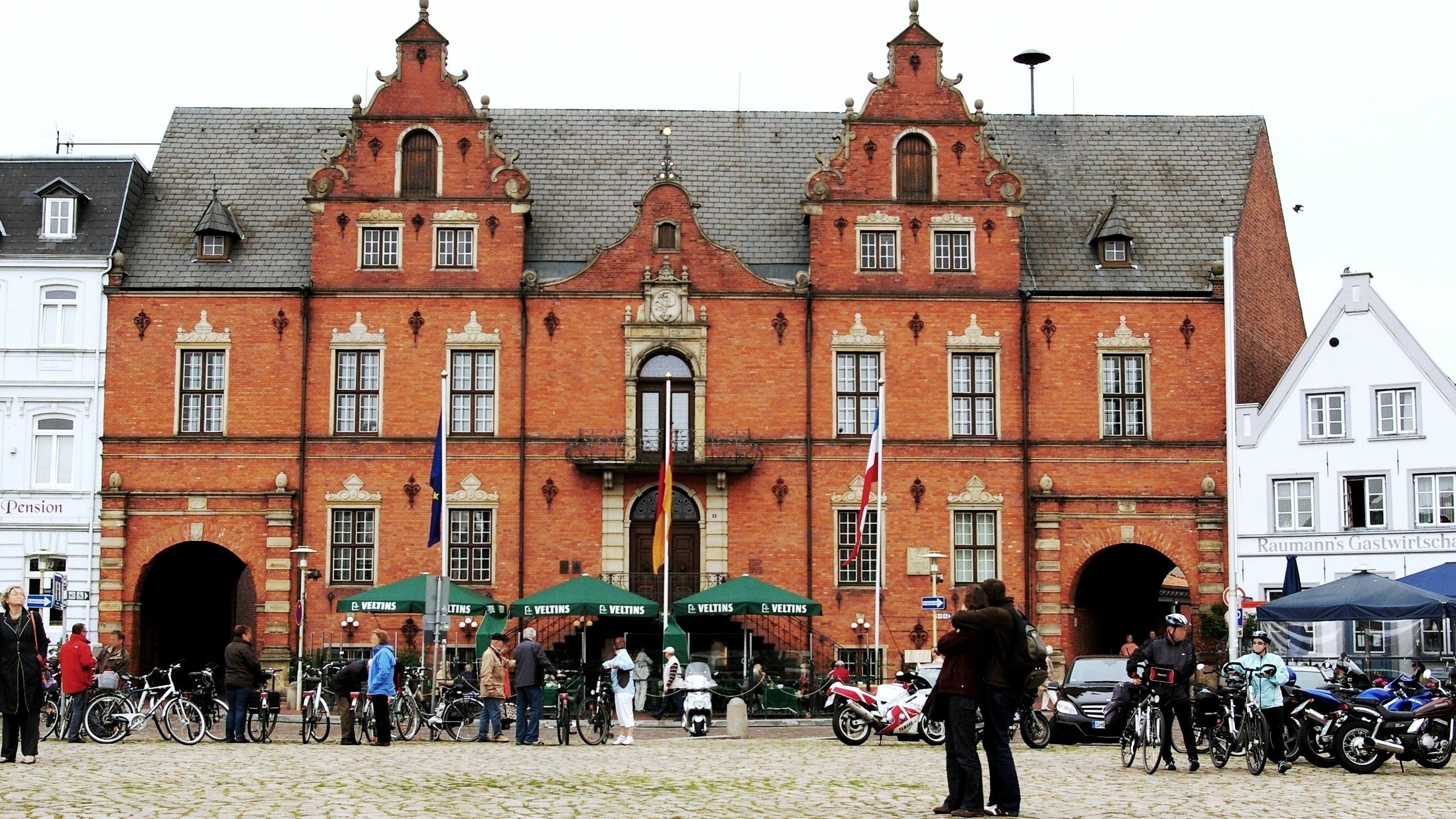 Das Glückstädter Rathaus mit rotem Backstein.