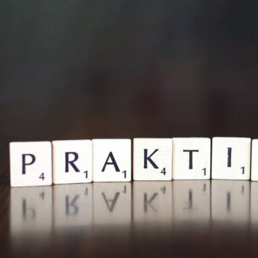 Spielsteine formen das Wort "PRAKTIKUM".