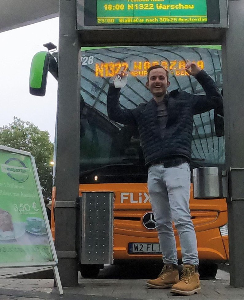 Frederik steht vor dem Flixbus und reckt zwei Daumen nach oben