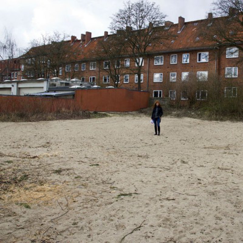 Martina Löwenstrom auf der Neubau-Fläche auf dem Campus der Fachhochschule Kiel