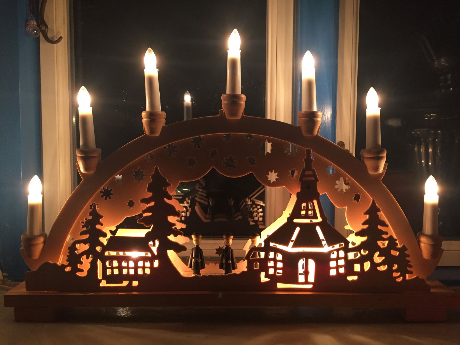 Ein weihnachtlicher elektrischer Kerzenständer.