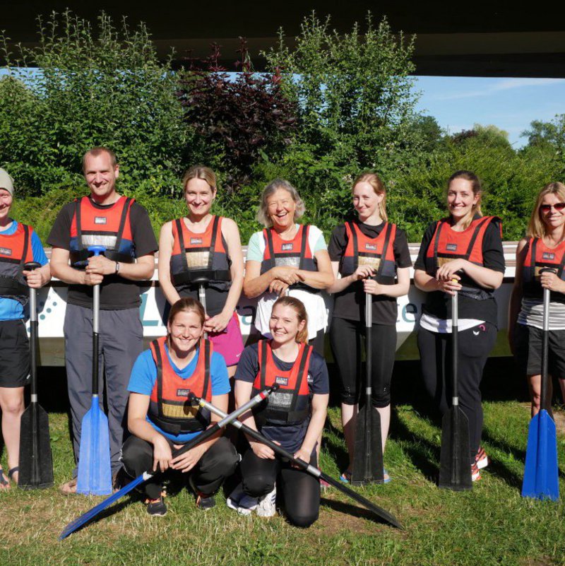 Ein Team Wassersportler, ausgesattet mit Schwimmweste und Paddel.