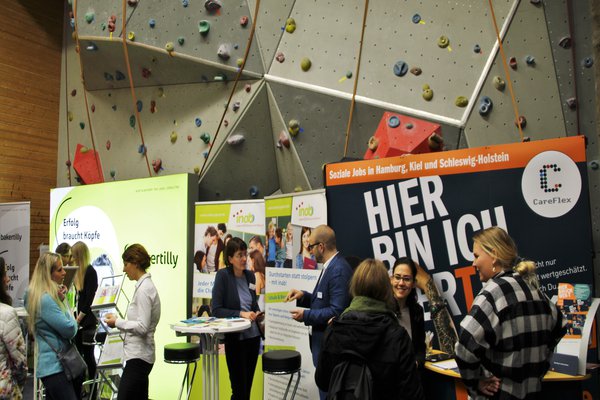 Auch in der Kletterhalle im Gebäude 18 präsentierten sich Firmen den Studierenden der FH Kiel. Foto: Lennard Worobic