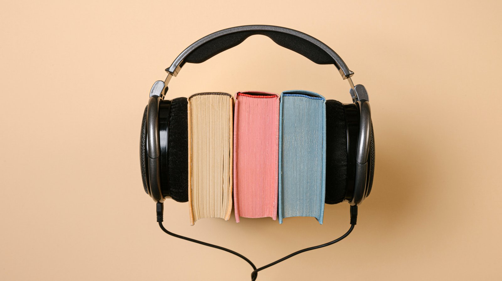 Kopfhörer und Bücher