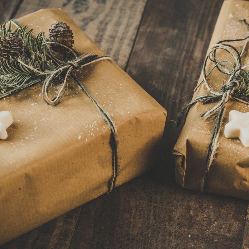 Geschenek verpackt mit braunen Packpapier und Paketschnur.