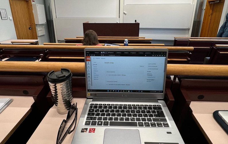Laptop aufgeklappt in einem Vorlesungssaal