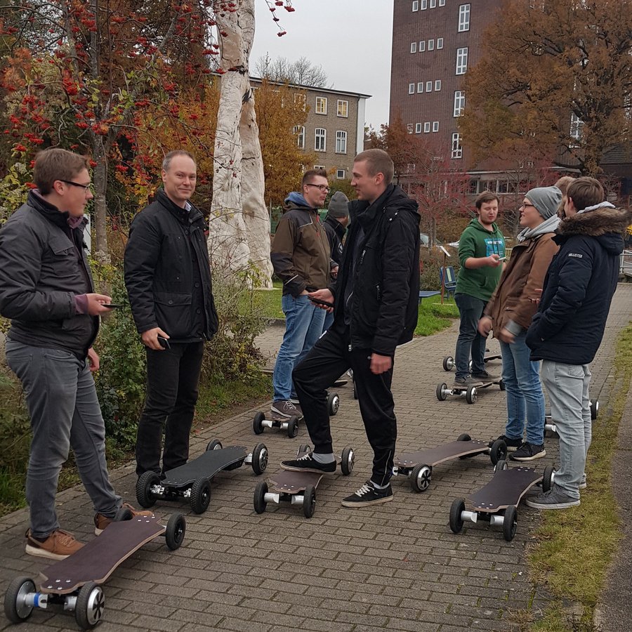 Menschen mit Skateboards